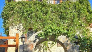 Un bâtiment en pierre avec une porte en bois et un balcon en bois.