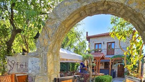 Une arche en pierre, située à l’extérieur, mène à un bâtiment sur lequel on peut lire l’inscription « fel ESKI DATÇI ».