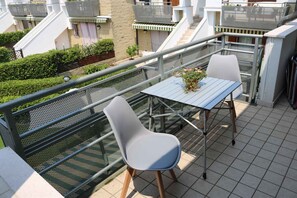 Outdoor dining - Holiday apartment with pool and air conditioning (Lazise)