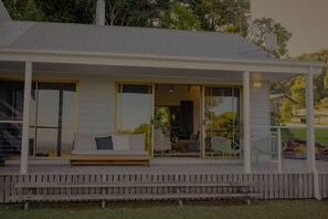 Terrace/patio - Maleny Chalet with views of the Glass House Mountains (Maleny)