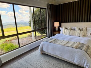 WiFi, bed sheets - Maleny Chalet with views of the Glass House Mountains (Maleny)
