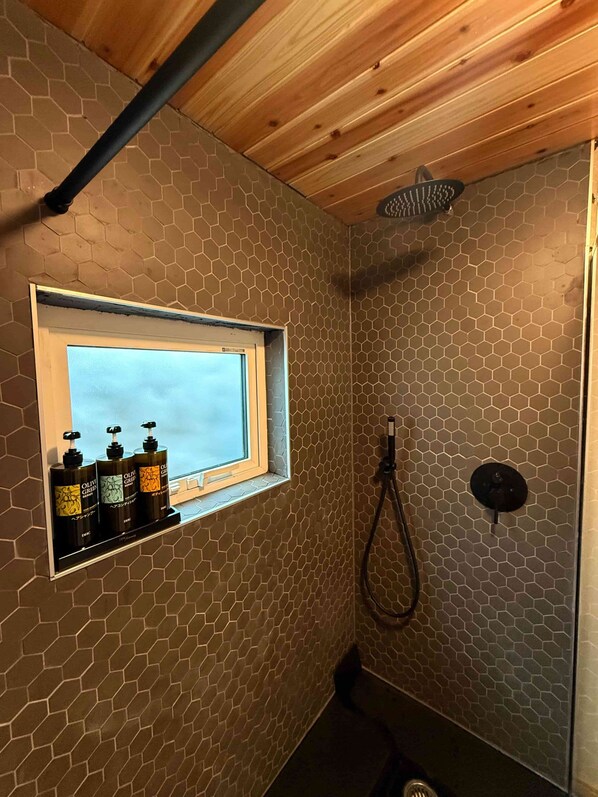 Dusche, Haartrockner, Handtücher, Seife