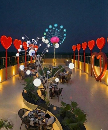 Outdoor dining. Kalawati Palace