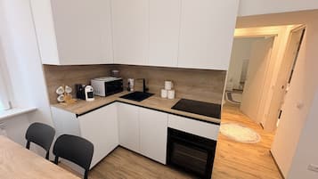 Køleskab, mikrobølgeovn, ovn, kogeplade