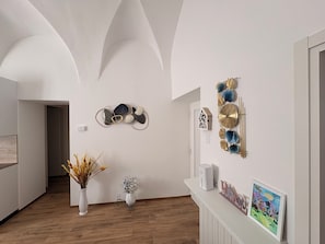 Un intérieur moderne avec un mur blanc, une horloge et des objets décoratifs.