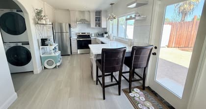 Cozy 1-bedroom cottage in beautiful Clovis with AC and private outdoor patio