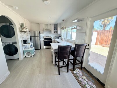 Cozy 1-bedroom cottage in beautiful Clovis with AC and private outdoor patio