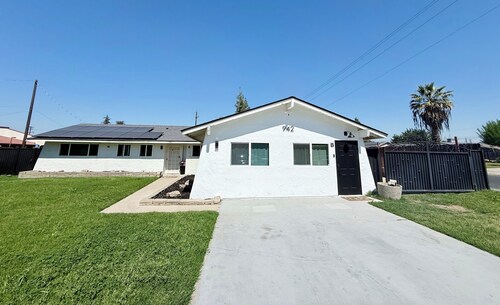 Cozy 1-bedroom cottage in beautiful Clovis with AC and private outdoor patio
