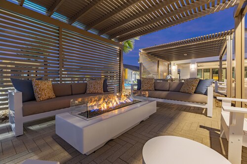Luxury Desert Escape | Resort Pool + Firepit + Hot Tub + Coworking Lounge + Gym