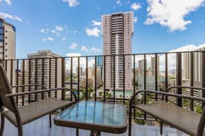 Property grounds - Just What You Were Looking For! Sky View Unit with Kitchen, Outdoor Pool (Honolulu)