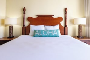 Room - Exciting Escapade! 2 Convenient Units, Walk to Waikiki Beach, Outdoor Pool! (Honolulu)