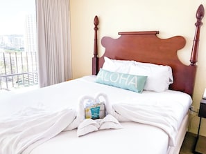 Room - Hawaii Vacation! Outdoor Pool, Kitchenette, Onsite Dining, Minutes to Beach! (Honolulu)