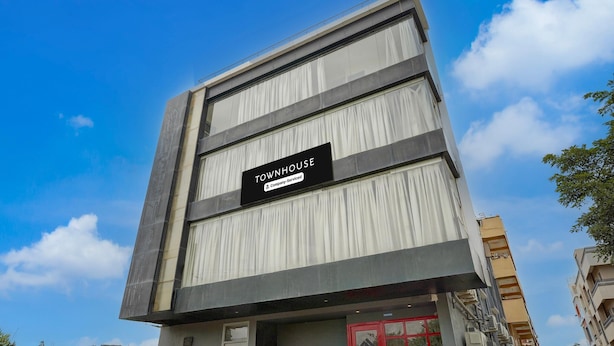 Un edificio moderno con un letrero que dice 'TOWNHOUSE'.