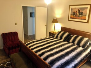 Room - Your World Cup HQ: Great Location! Private 2BR Duplex, 20 minutes to Arrowhead. (Overland Park)