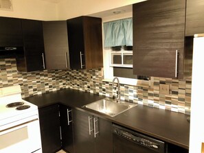 Private kitchen - Your World Cup HQ: Great Location! Private 2BR Duplex, 20 minutes to Arrowhead. (Overland Park)