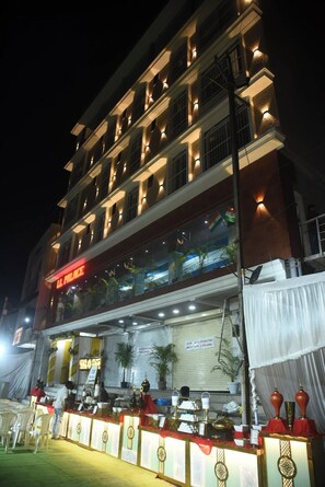 Outdoor dining - LL Palace (Hinganghat)