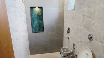 Ducha, artículos de higiene personal gratuitos, toallas y jabón