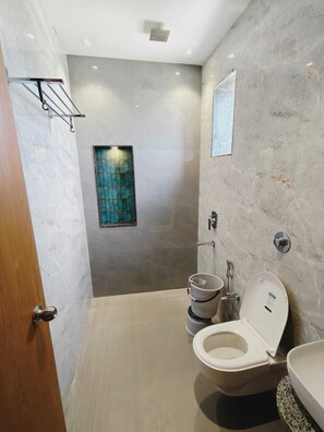 Douche, articles de toilette gratuits, serviettes fournies, savon