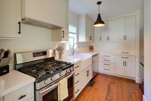 Fridge, microwave, stovetop, dishwasher - 5 Mi to Pier Village: Coastal Jade Cottage (St Simons Island)