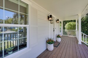 Property grounds - 5 Mi to Pier Village: Coastal Jade Cottage (St Simons Island)