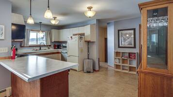 Coffee/tea maker, fridge, microwave, stovetop
