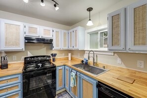 Private kitchen - Quiet Anchorage Home: Near Parks, Hikes & Airport! (Anchorage)