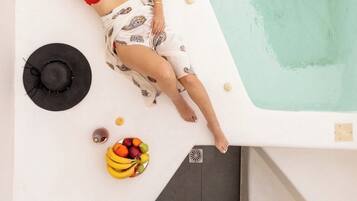 Grappes Suite with Hot Tub | Pool
