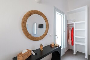 Room - Stay Lux Suites (Karterados)