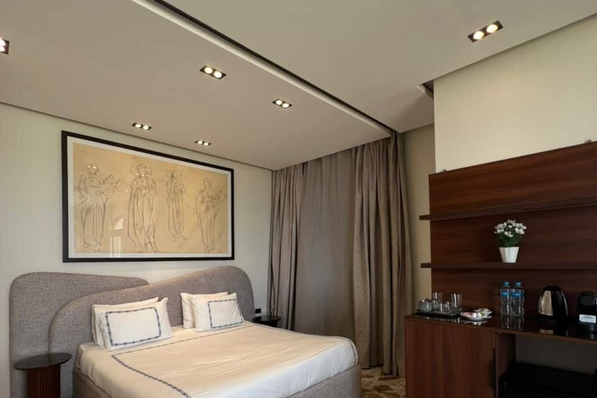 Premium Studio Suite | Desk