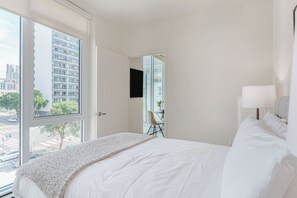 Free WiFi, bed sheets - Multi-Room Reservation | Resort Pool + Sky Deck | Little Italy | Ancora (San Diego)