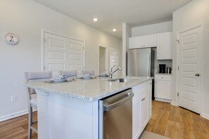 Fridge, microwave, stovetop, dishwasher - 2 Mi to Ocean Isle Beach! Coastal Getaway w/ Patio (Ocean Isle Beach)