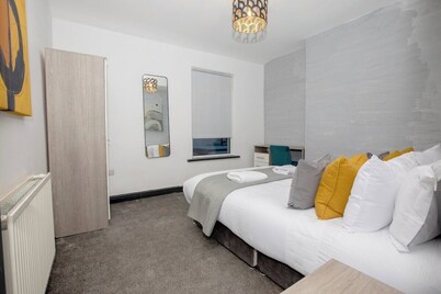 Delamore Place Modern 3BR Home near City Centre