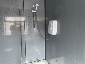Shower, hair dryer - Delamore Place Modern 3BR Home near City Centre (Merseyside)