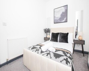 3 bedrooms, iron/ironing board, free WiFi - Cozy Liverpool Base Close to City Centre Stay (Merseyside)