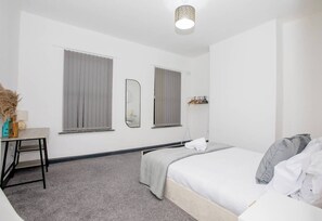 3 bedrooms, iron/ironing board, free WiFi - Cozy Liverpool Base Close to City Centre Stay (Merseyside)