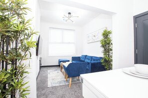 Interior - Westcott House Stylish 3BR Family Gateway (Merseyside)