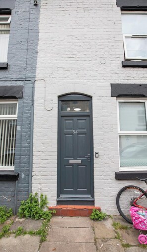 Exterior detail - Westcott House Stylish 3BR Family Gateway (Merseyside)