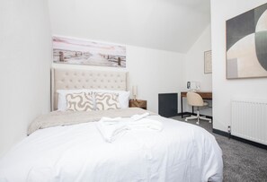 3 bedrooms, desk, iron/ironing board, free WiFi - Westcott House Stylish 3BR Family Gateway (Merseyside)