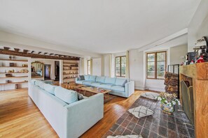 Smart TV, fireplace - Grand Estate for 20 with Pool, Garden (Villecerf)