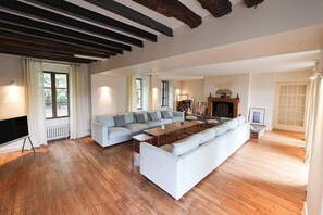 Smart TV, fireplace - Grand Estate for 20 with Pool, Garden (Villecerf)