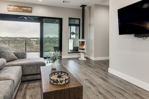 Fernseher, Kamin, Bücher