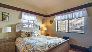 5 bedrooms, desk, travel crib, internet