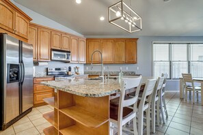Fridge, microwave, stovetop, dishwasher - Poolside Oasis: Group-Friendly Getaway in Phoenix! (Phoenix)