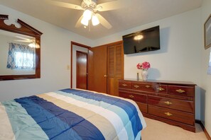 4 bedrooms, desk, iron/ironing board, Internet - Pool + Basketball Court: Smyrna Family Home + Yard (Smyrna)