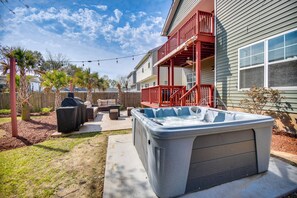 Terrace/patio - 2 Blks to Beach! Family Home w/ Hot Tub in Norfolk (Norfolk)