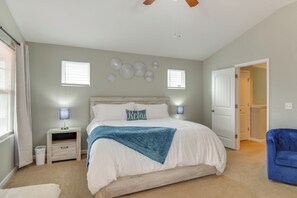 4 bedrooms, iron/ironing board, Internet, bed sheets - 2 Blks to Beach! Family Home w/ Hot Tub in Norfolk (Norfolk)