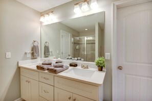 Hair dryer, towels - 2 Blks to Beach! Family Home w/ Hot Tub in Norfolk (Norfolk)