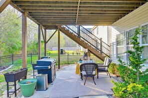 Outdoor dining - Deck, Patio! Charming Concord Studio Near Speedway (Concord)