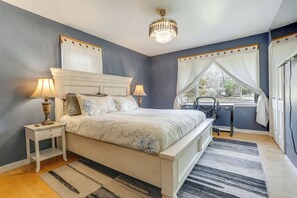3 bedrooms, desk, iron/ironing board, internet