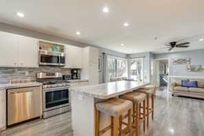 Fridge, microwave, stovetop, dishwasher
